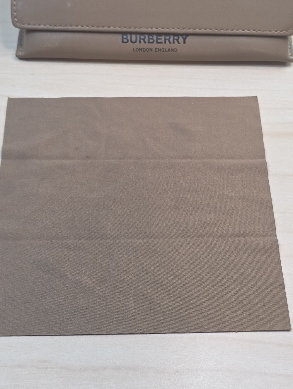 Burberry Taupe Beige/Brown Leather Sunglasses Case & Matching Cleaning Cloth - Picture 3 of 12